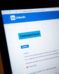 Imagem de uma tela de LinkedIn com uma clara chamada para ação (CTA) como 'Comente aqui' em destaque