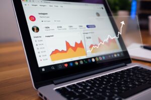 Gráficos e métricas do Instagram Insights mostrando crescimento de engajamento.