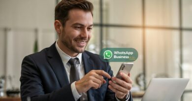 Empresário utilizando o WhatsApp Business para atendimento profissional.