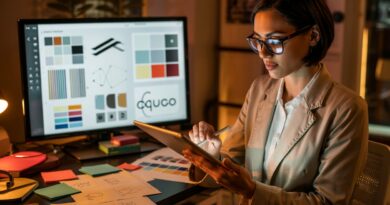 Profissional analisando estratégias para um branding impactante